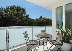 Hawthorn in Hollywood