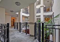 Oakhurst, The
