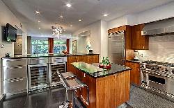 900 West Knoll