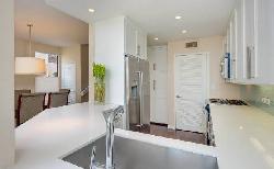 8601 West Knoll