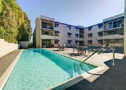 West Knoll Condominiums