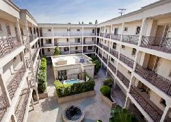 La Playa Court