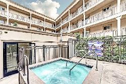 La Playa Court