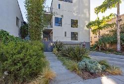 7124 Hollywood