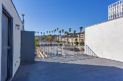 7124 Hollywood