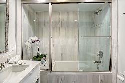 1025 Ocean