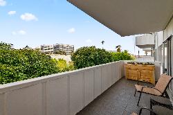 Hollywood Versailles Tower