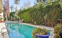 11322 Camarillo St