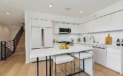 836 N Poinsettia Pl