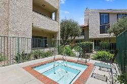 Encino Plaza South
