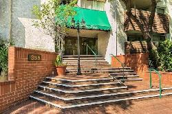 Los Robles Plaza