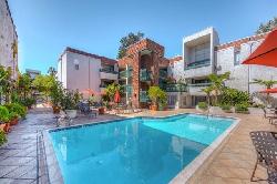 Los Robles Plaza