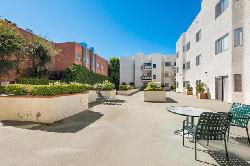 Hampton Court Encino