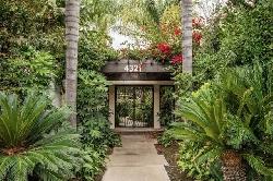 Sherman Oaks Courtyard